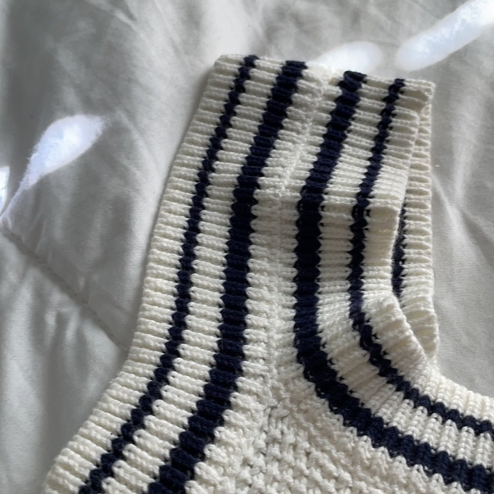 Sweater Cropped Tank Top - Picture 3 of 4